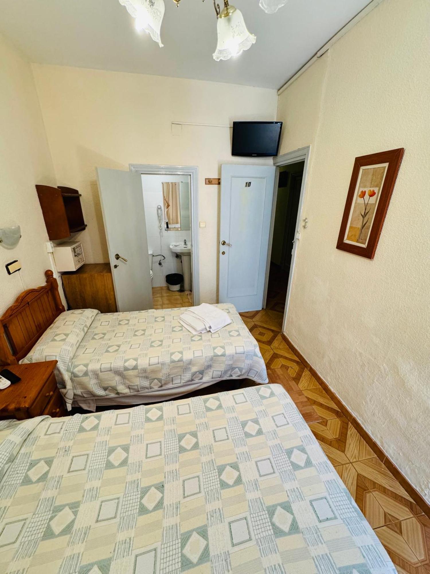 Hostal Fuentesol Madrid Exterior foto