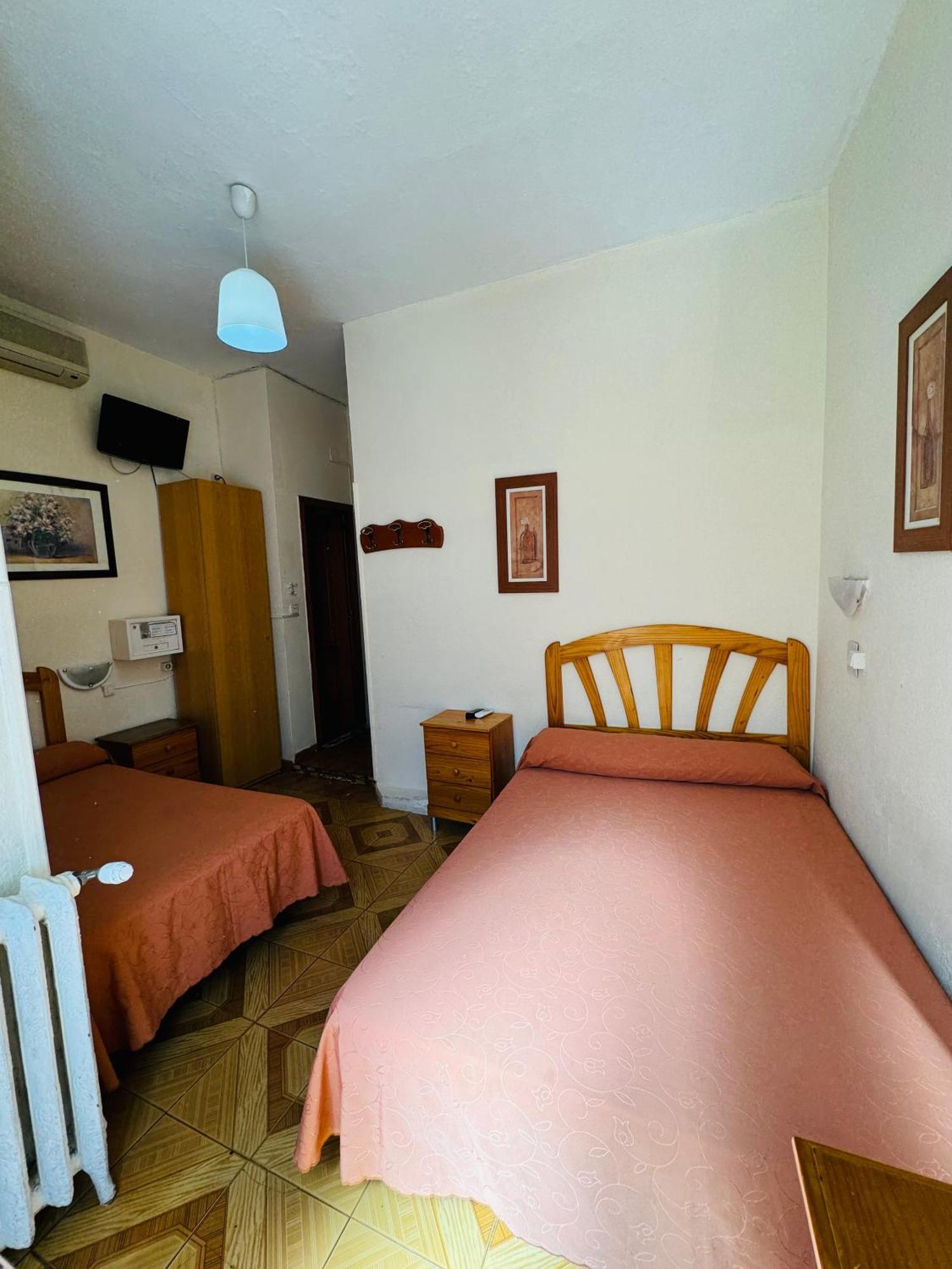 Hostal Fuentesol Madrid Exterior foto