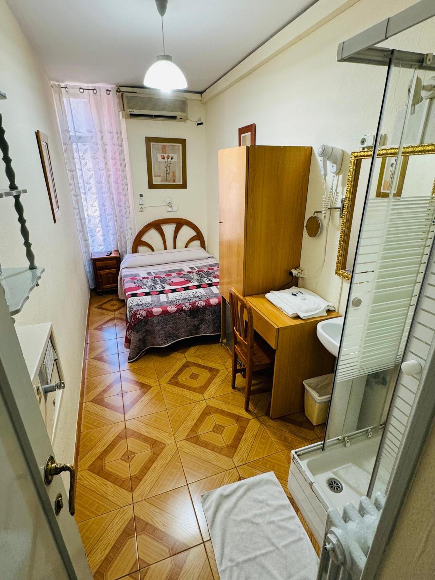 Hostal Fuentesol Madrid Exterior foto